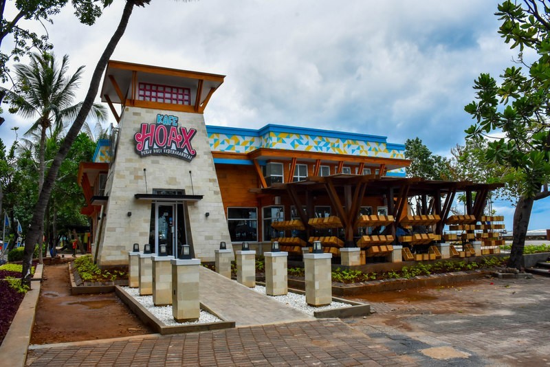 58 - Cafe Hoax ( Langit agar dibuat biru).jpg